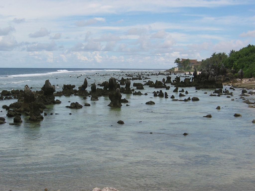 Area pantai pesisir Nauru, dengan pilar-pilar karang alami yang khas.