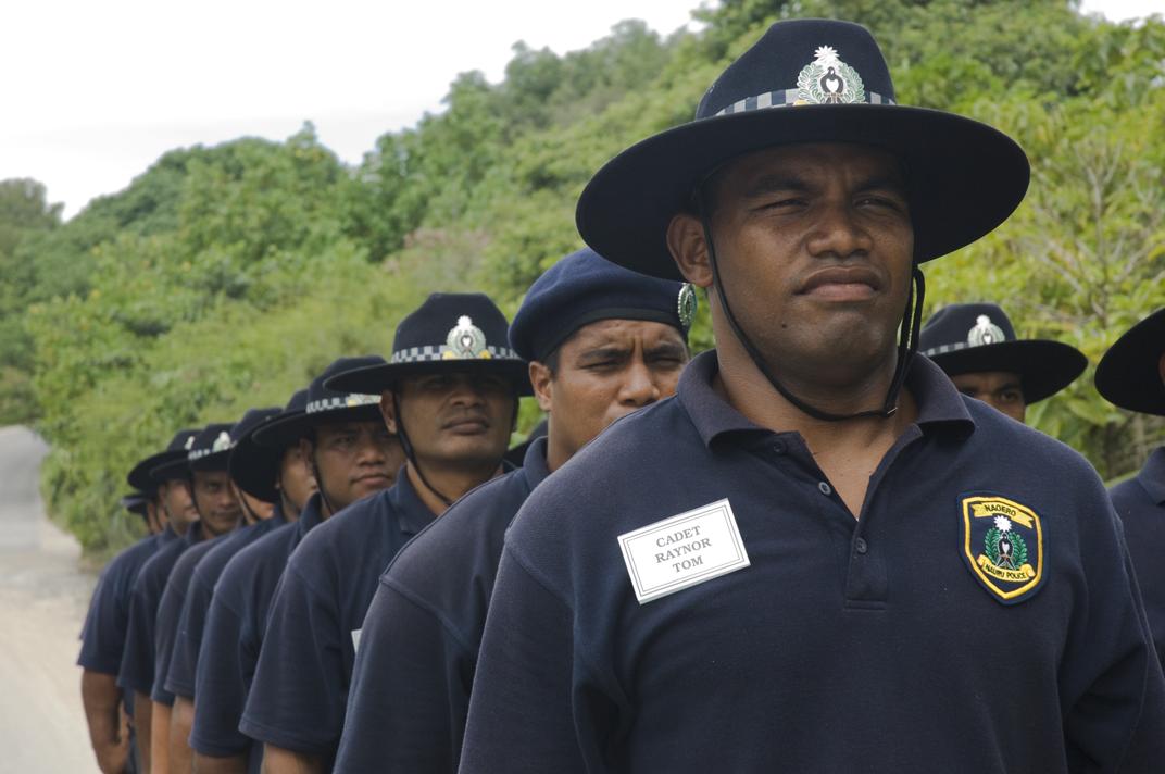 Kadet polisi Nauru sedang menjalani pelatihan. Nauru tidak memiliki angkatan bersenjata, meskipun ada pasukan polisi kecil di bawah kendali sipil.