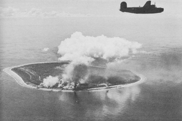 Angkatan Udara Amerika Serikat mengebom landasan udara Jepang di Nauru, 1943.