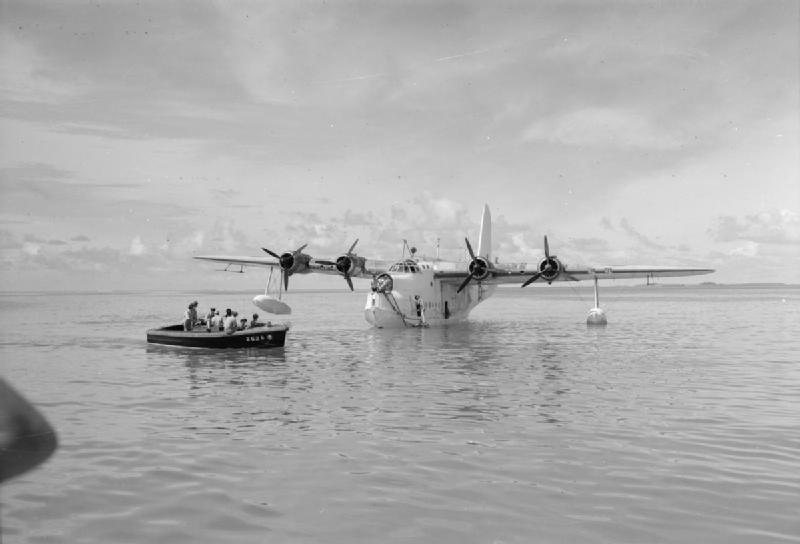 Sebuah pesawat RAF Short Sunderland berlabuh di lagun di Atol Addu, semasa Perang Dunia II.
