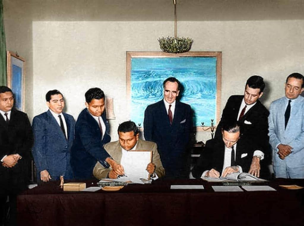 Perdana Menteri Ibrahim Nasir menandatangani perjanjian kemerdekaan dengan British pada 26 Julai 1965.