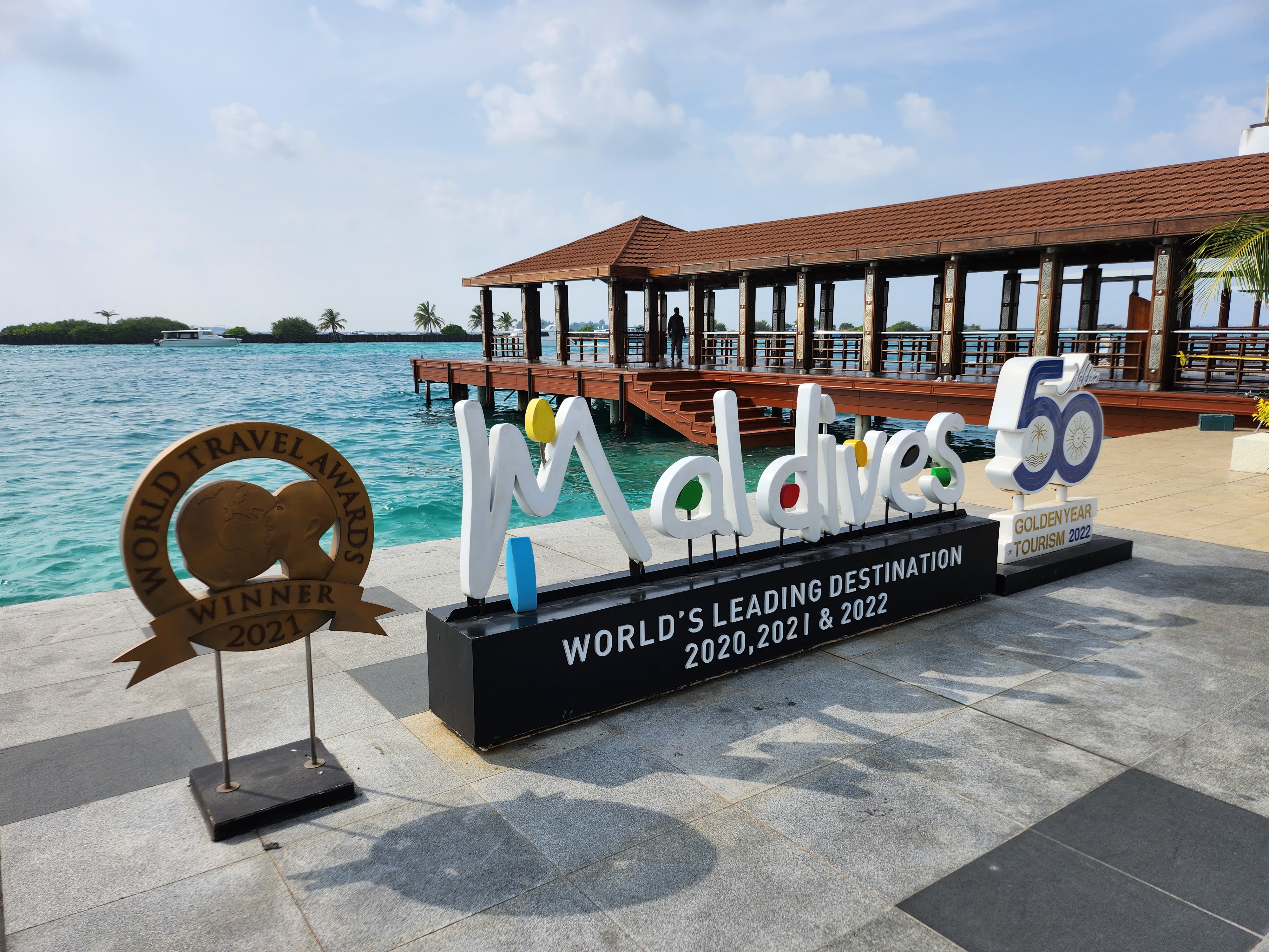 Papan tanda di luar Lapangan Terbang Antarabangsa Velana
