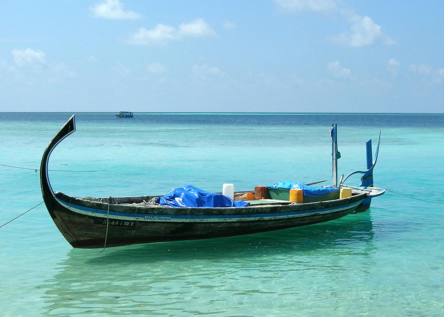 Sebuah dhoni tradisional antara pulau yang telah dimekanisasikan dan dilucutkan layarnya