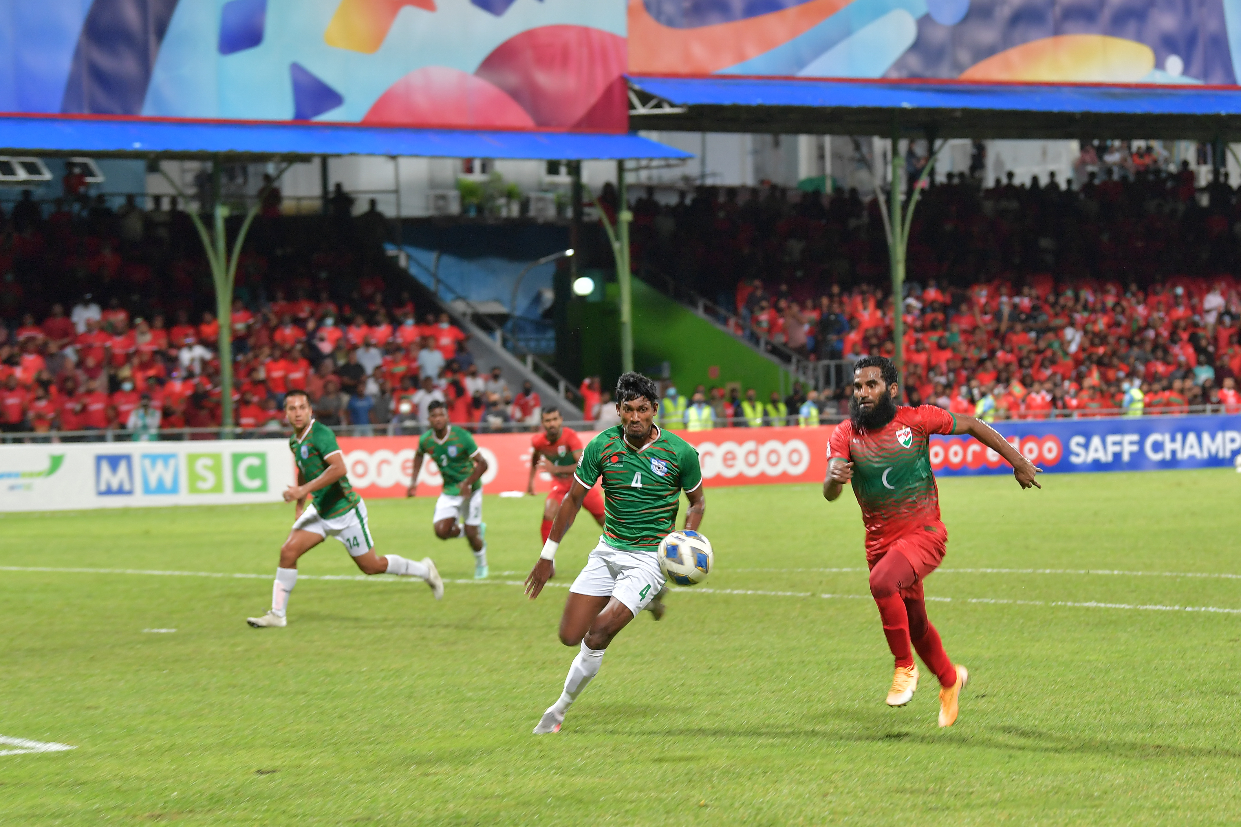 Maldives menentang Bangladesh di Kejohanan SAFF 2021.