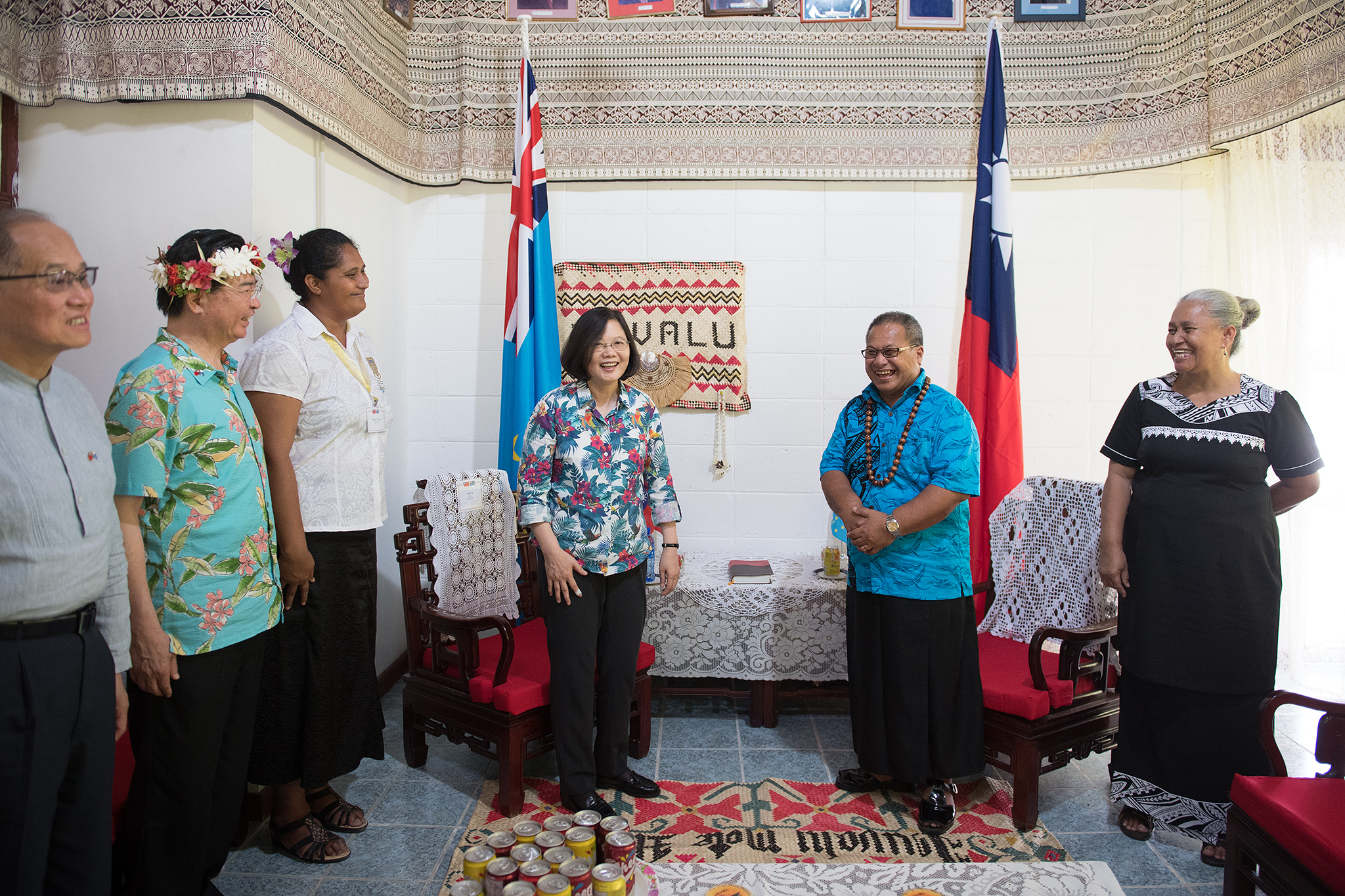 Presiden Taiwan Tsai Ing-wen mengunjungi Gubernur Jenderal Tuvalu Iakoba Italeli pada November 2017.