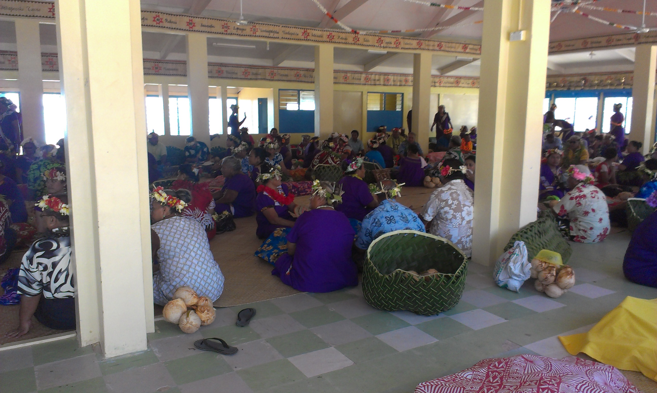 Interior sebuah maneapa di Funafuti, Tuvalu.