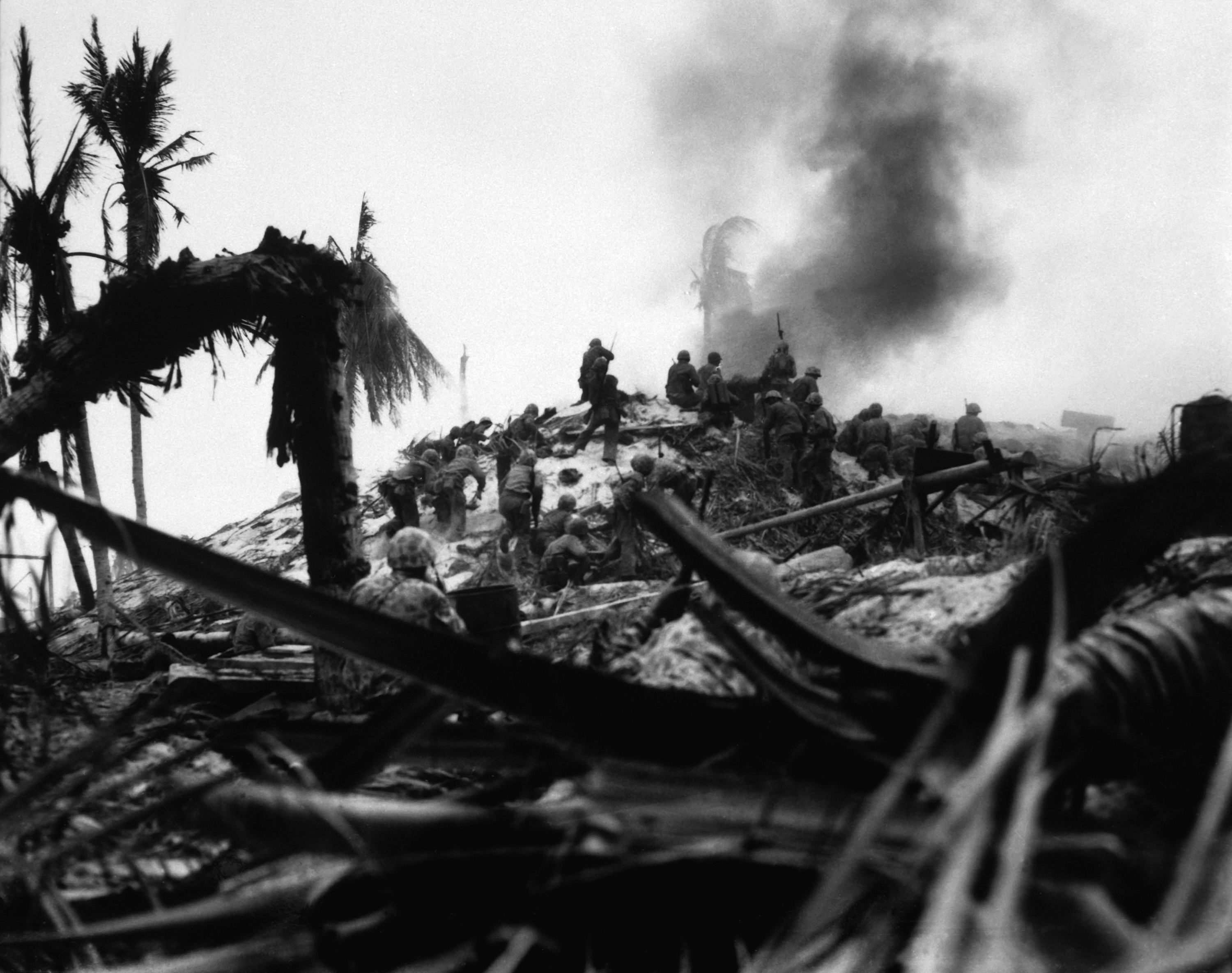 Askar Marin Amerika menyerang kubu Jepun semasa Pertempuran Tarawa, November 1943