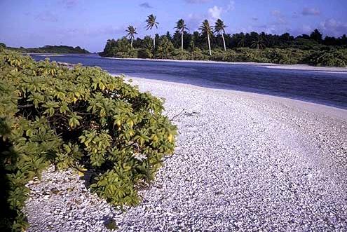 Kepulauan Line: Kanal Pulau Milenium antara sisi barat Pulau Long dan Pulau Nake