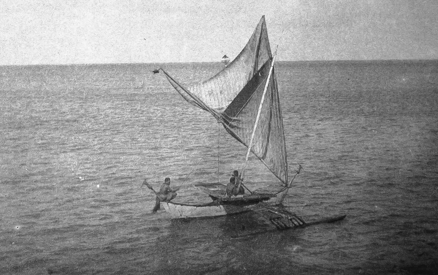 Orang Kepulauan Marshall berlayar, dengan layar digulung (direef), sekitar 1899-1900