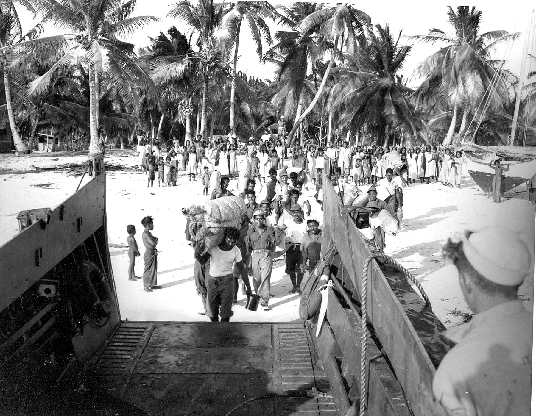 Penduduk Bikini dipindahkan secara paksa dari Atol Bikini pada Maret 1946 sebelum uji coba bom atom Operasi Crossroads AS dimulai