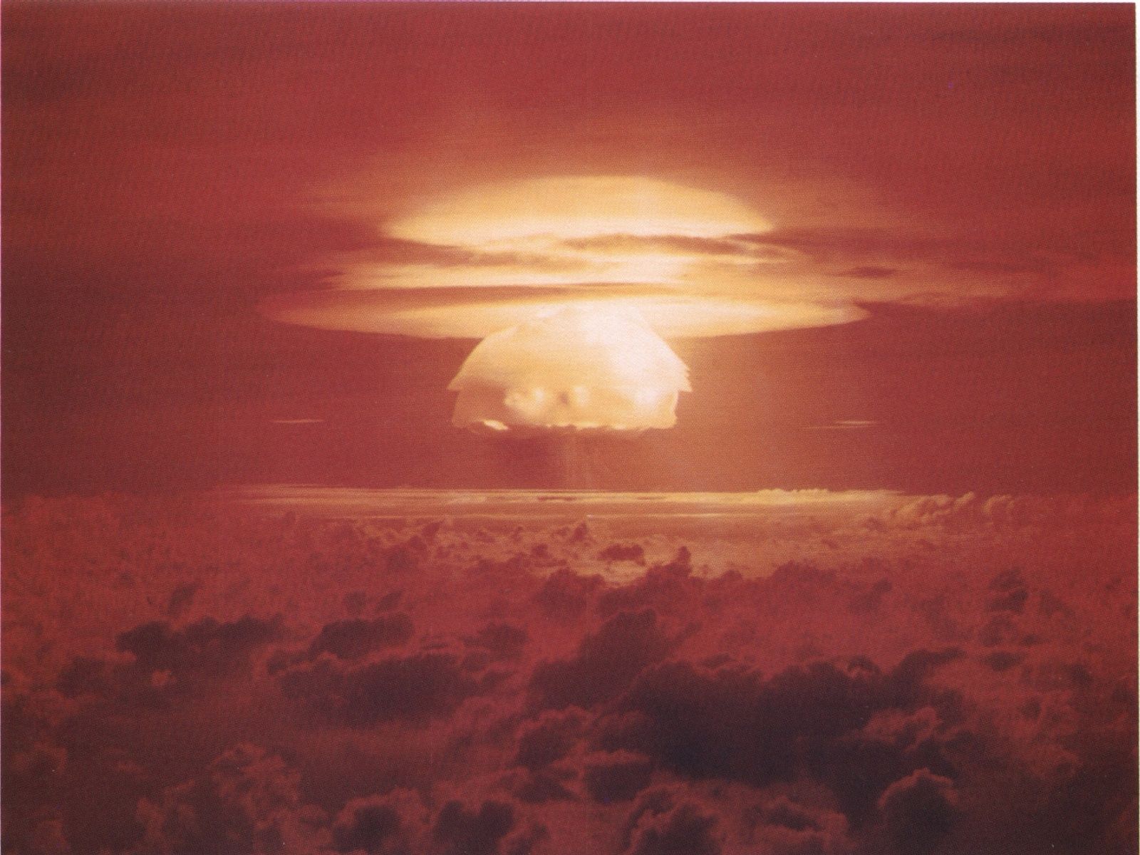 Awan jamur dari uji coba nuklir atmosfer terbesar yang pernah dilakukan Amerika Serikat, Castle Bravo