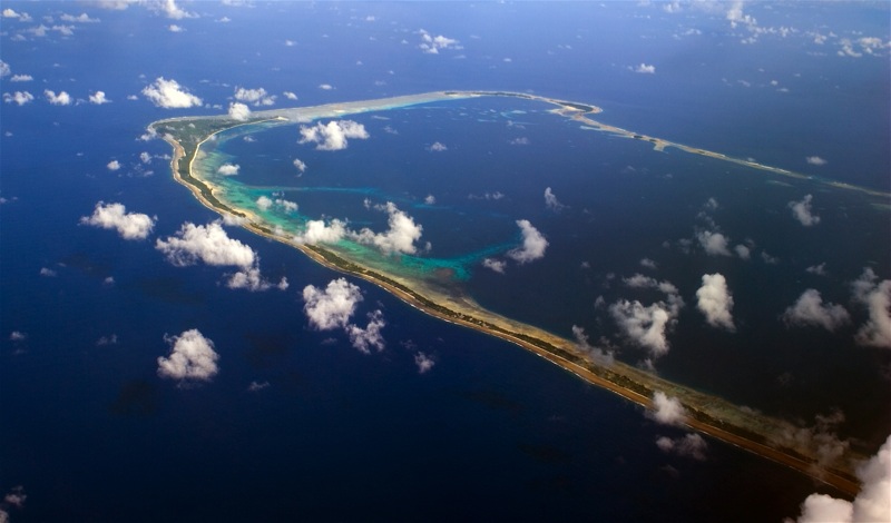 Pemandangan udara Majuro, salah satu dari banyak atol yang membentuk Kepulauan Marshall