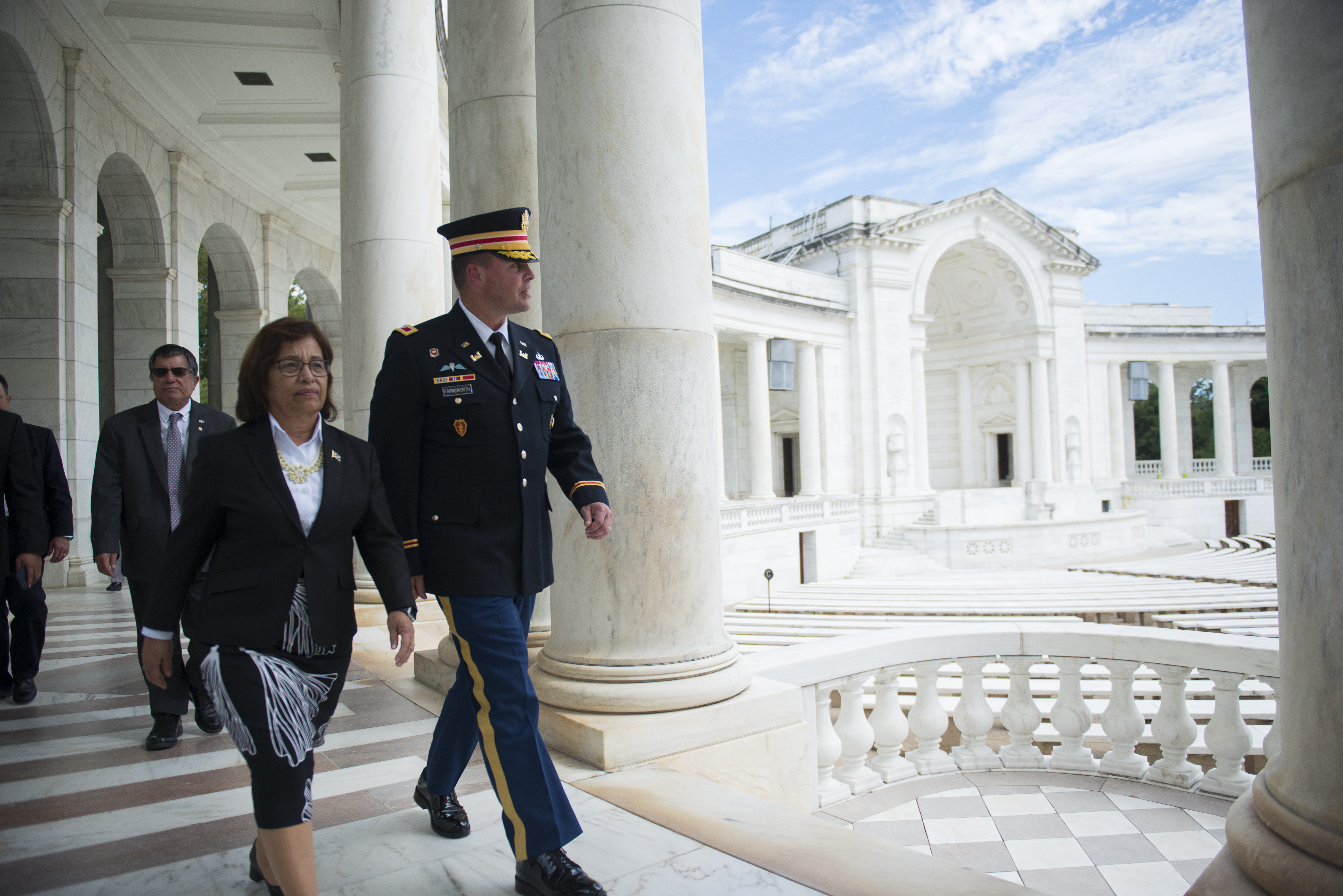 H.E. Hilda C. Heine, presiden wanita pertama Kepulauan Marshall, berjalan melalui Amphitheater Memorial di Pemakaman Nasional Arlington, 2017
