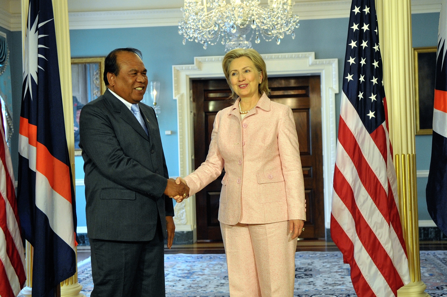 Mantan Presiden Marshall Iroij Jurelang Zedkaia bertemu dengan Menteri Luar Negeri Clinton, 2010