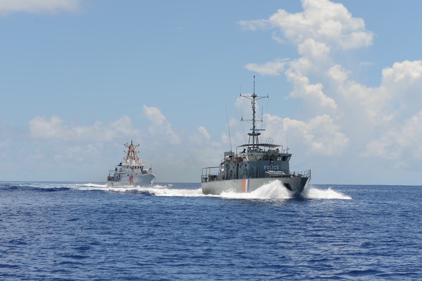 USCGC Oliver Berry dan RMIS Lomor melakukan patroli bersama