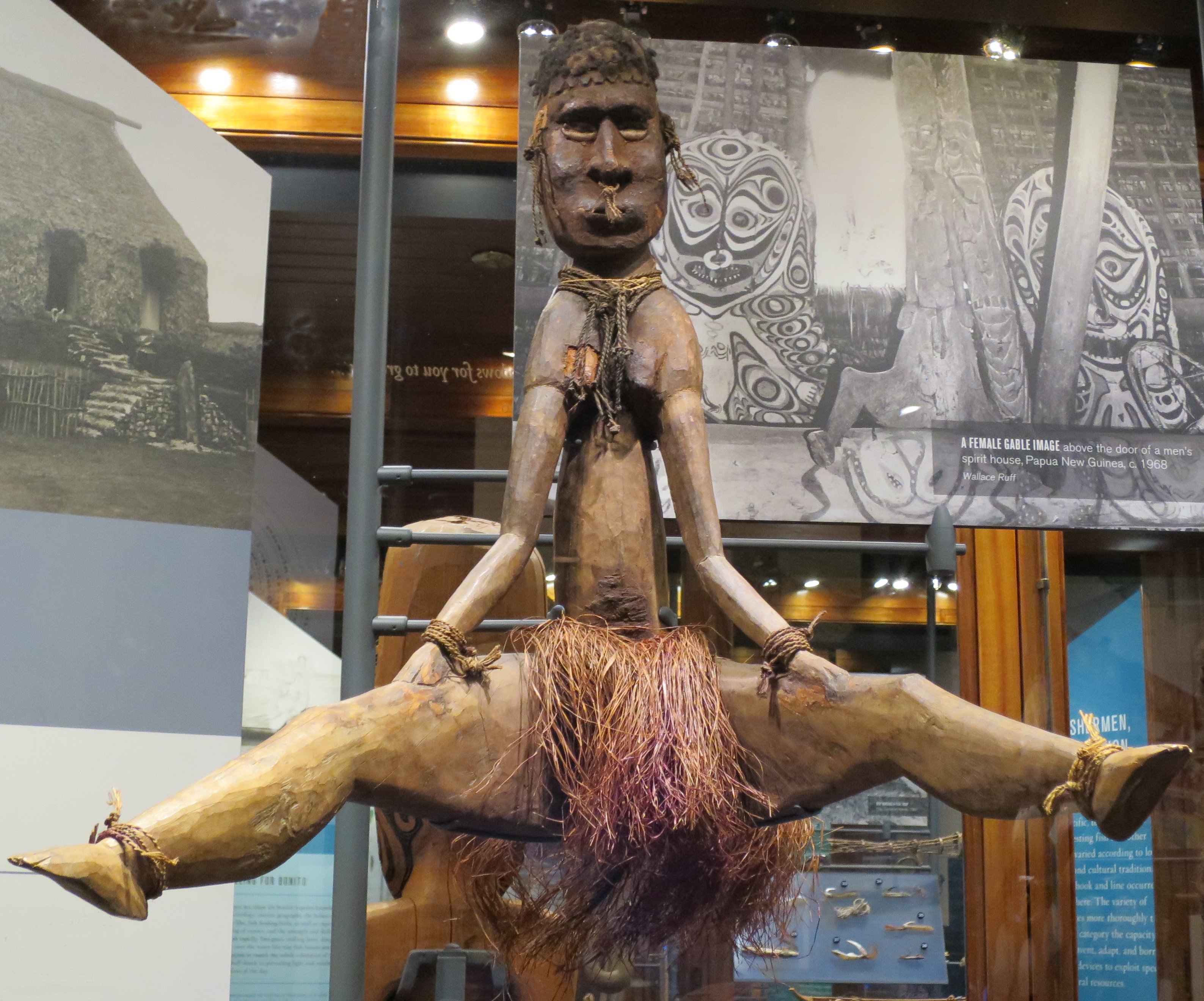 Gambar ukiran perempuan di atap rumah, suku Sawos, seni Oseania di Museum Bishop