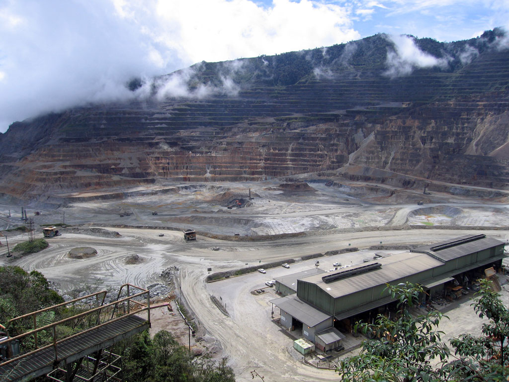 Lombong Ok Tedi di barat daya Papua New Guinea, satu contoh industri perlombongan utama negara.