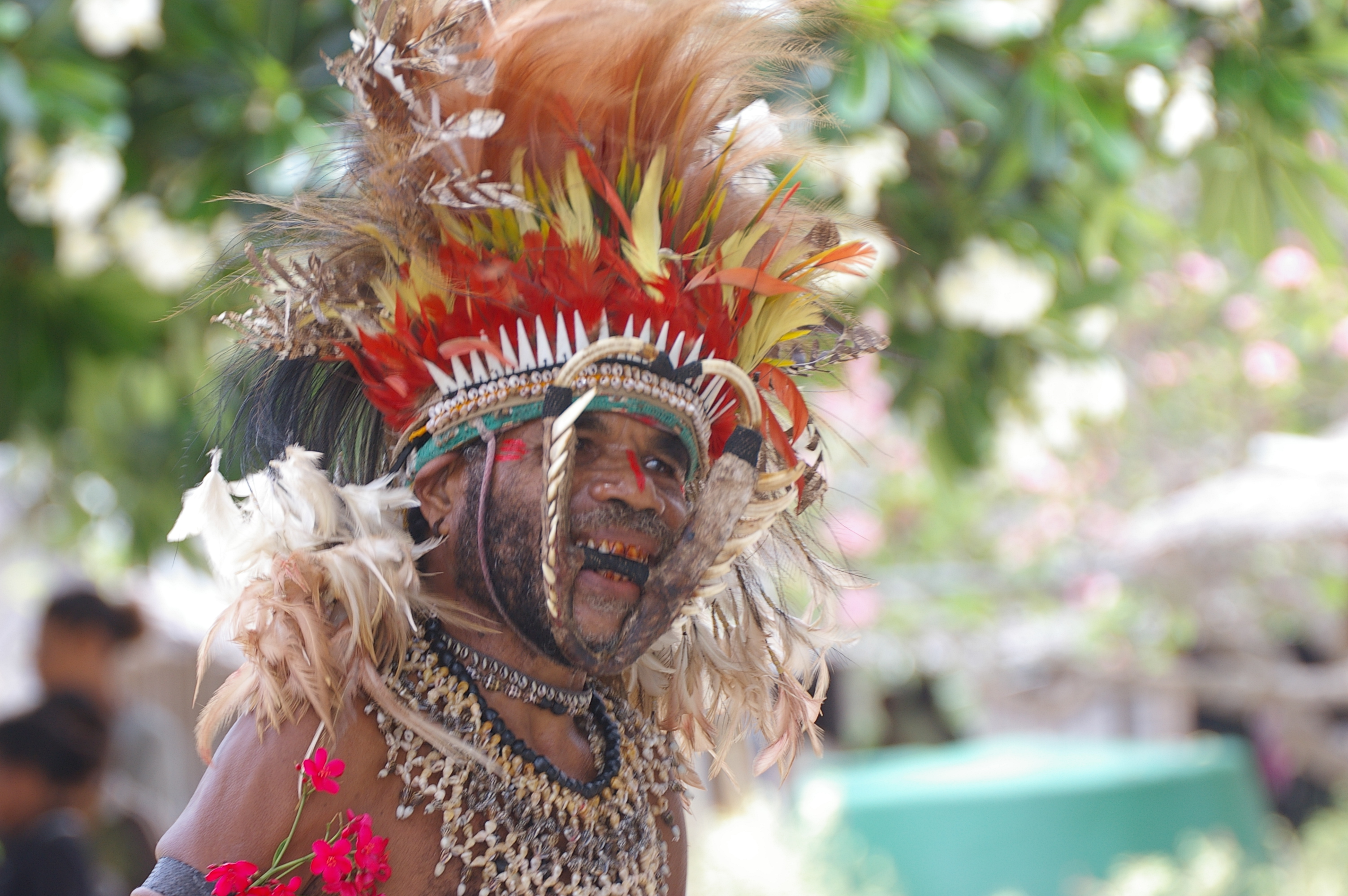Seorang penduduk Boga-Boga, sebuah kampung di pantai tenggara tanah besar Papua New Guinea.
