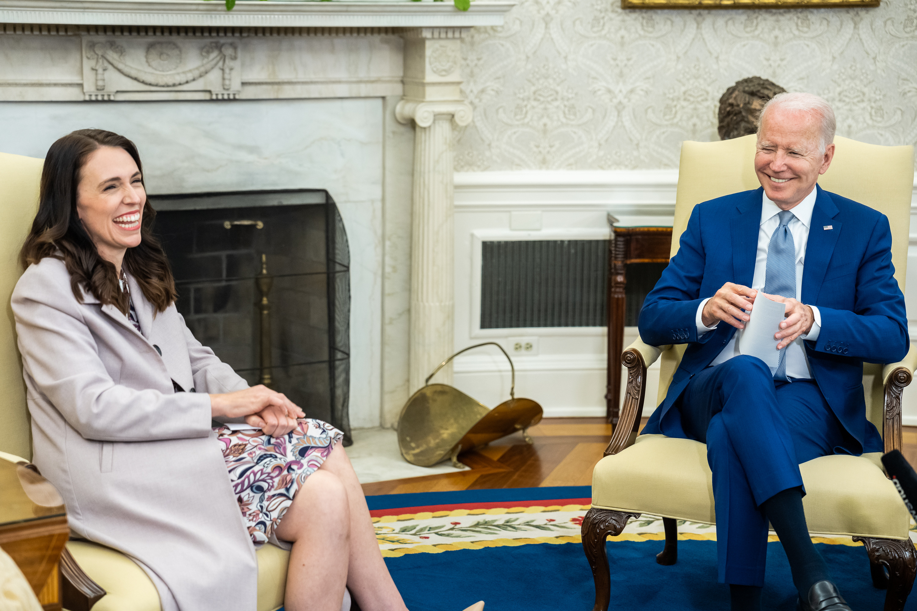Bekas perdana menteri New Zealand Jacinda Ardern bersama presiden AS Joe Biden di Pejabat Oval, 2022.