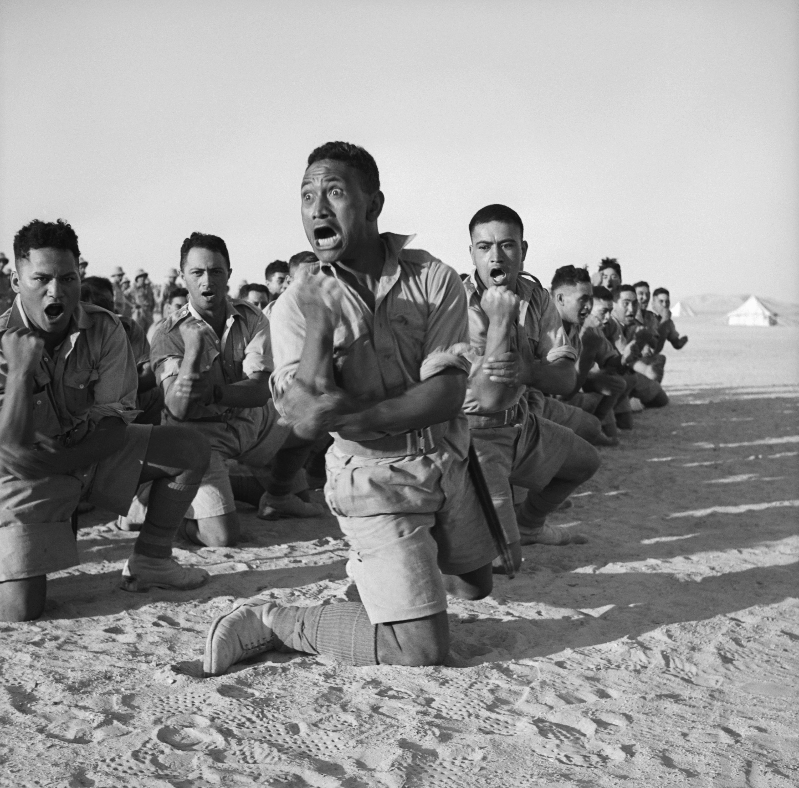 Batalion Māori melakukan haka di Mesir, 1941.