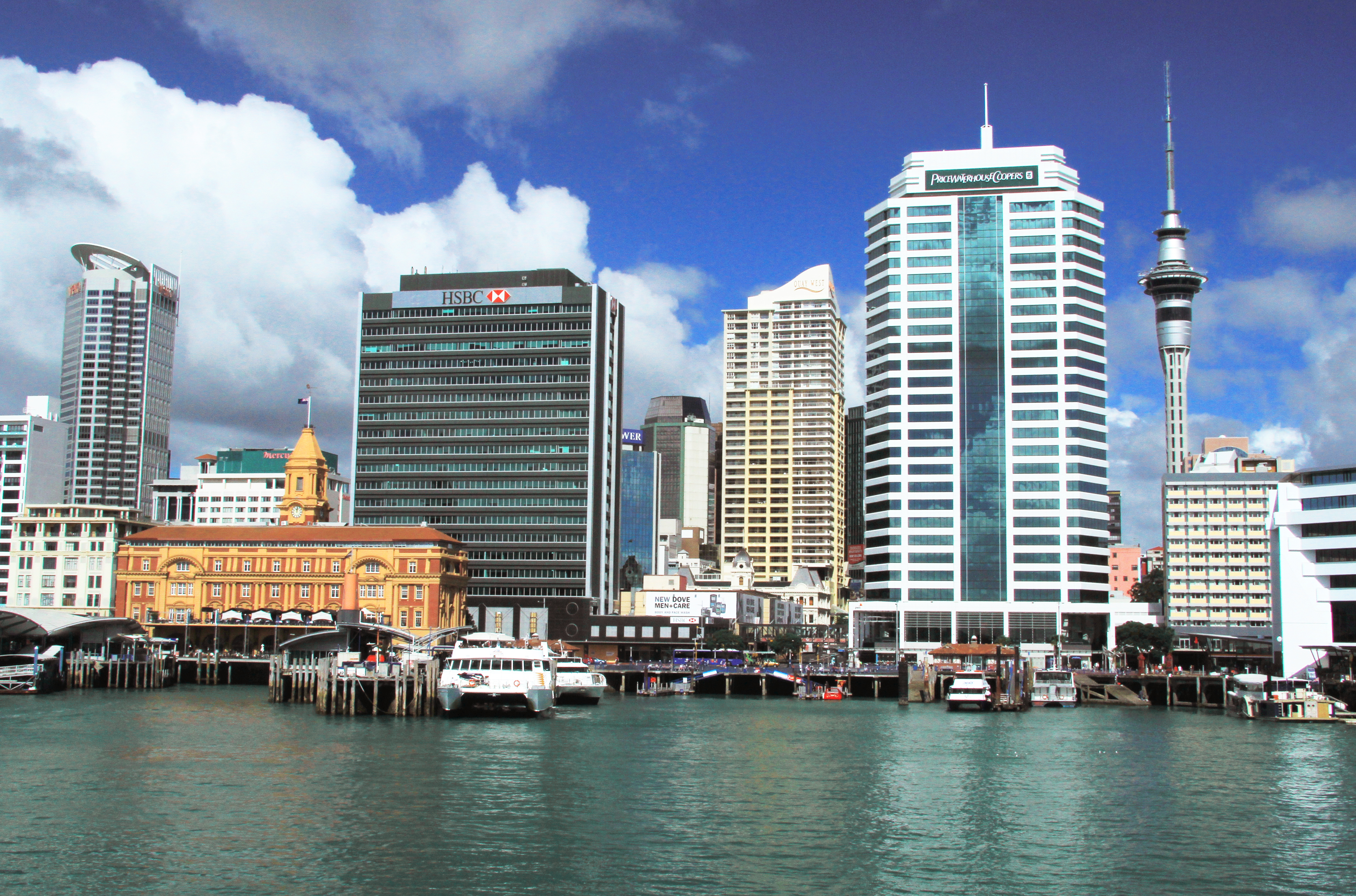 Waterfront Auckland di sepanjang CBD Auckland, hab utama aktiviti ekonomi.