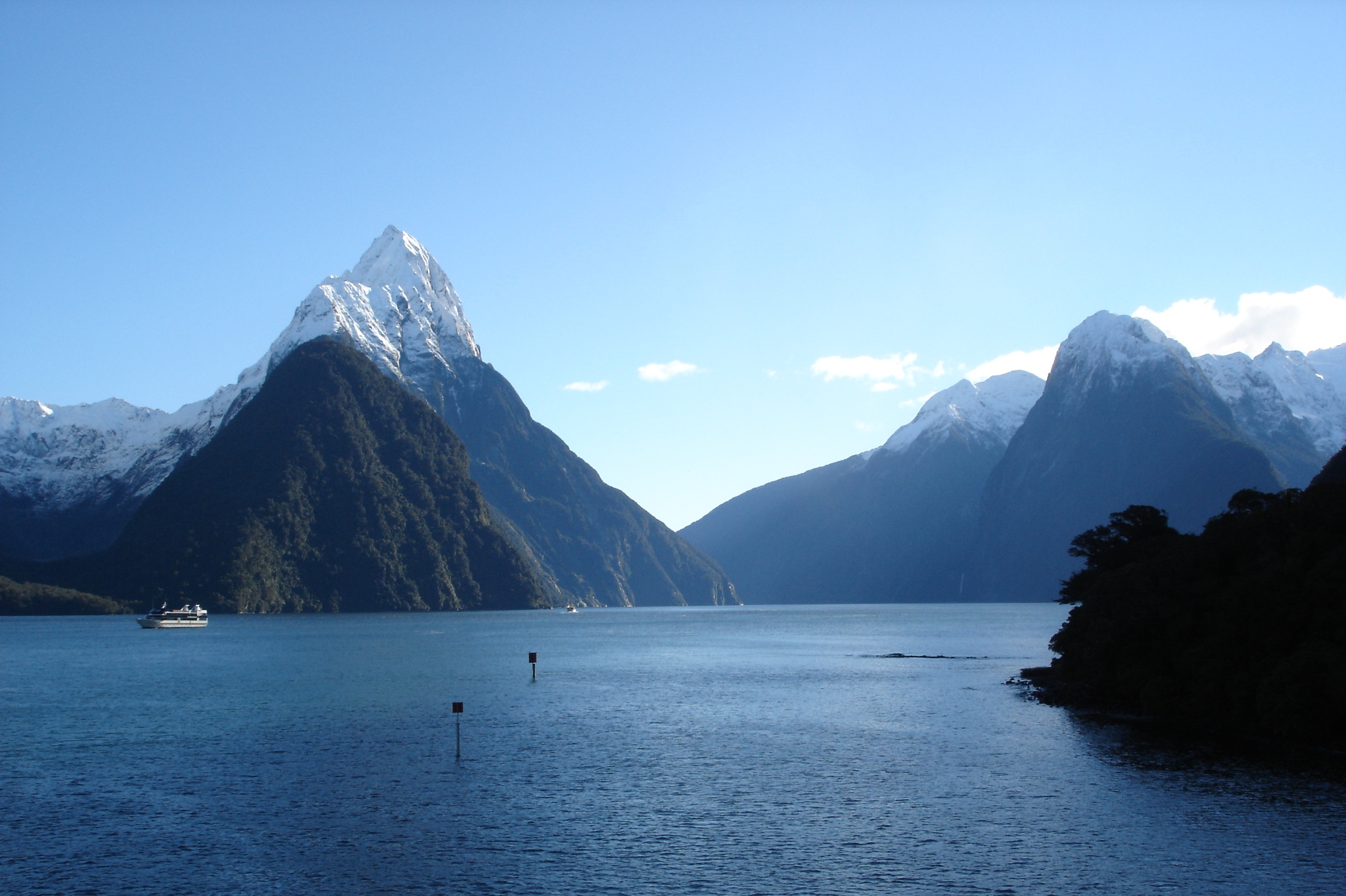 Milford Sound / Piopiotahi ialah salah satu destinasi pelancongan paling terkenal di New Zealand.