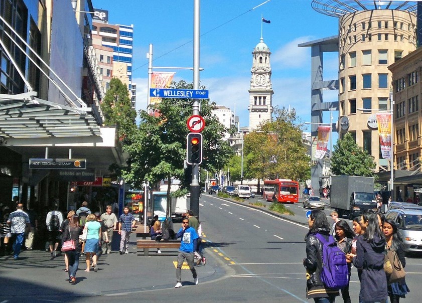 Pejalan kaki di Queen Street di Auckland, sebuah bandar yang pelbagai etnik.