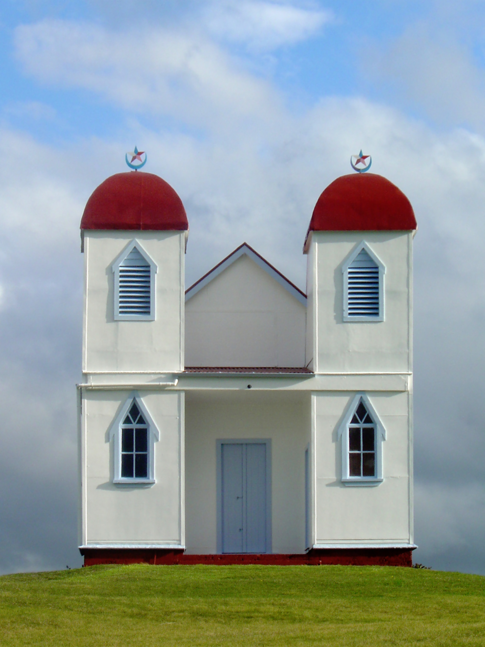 Sebuah gereja Rātana di atas bukit berhampiran Raetihi. Pembinaan dua menara adalah ciri khas bangunan Rātana.