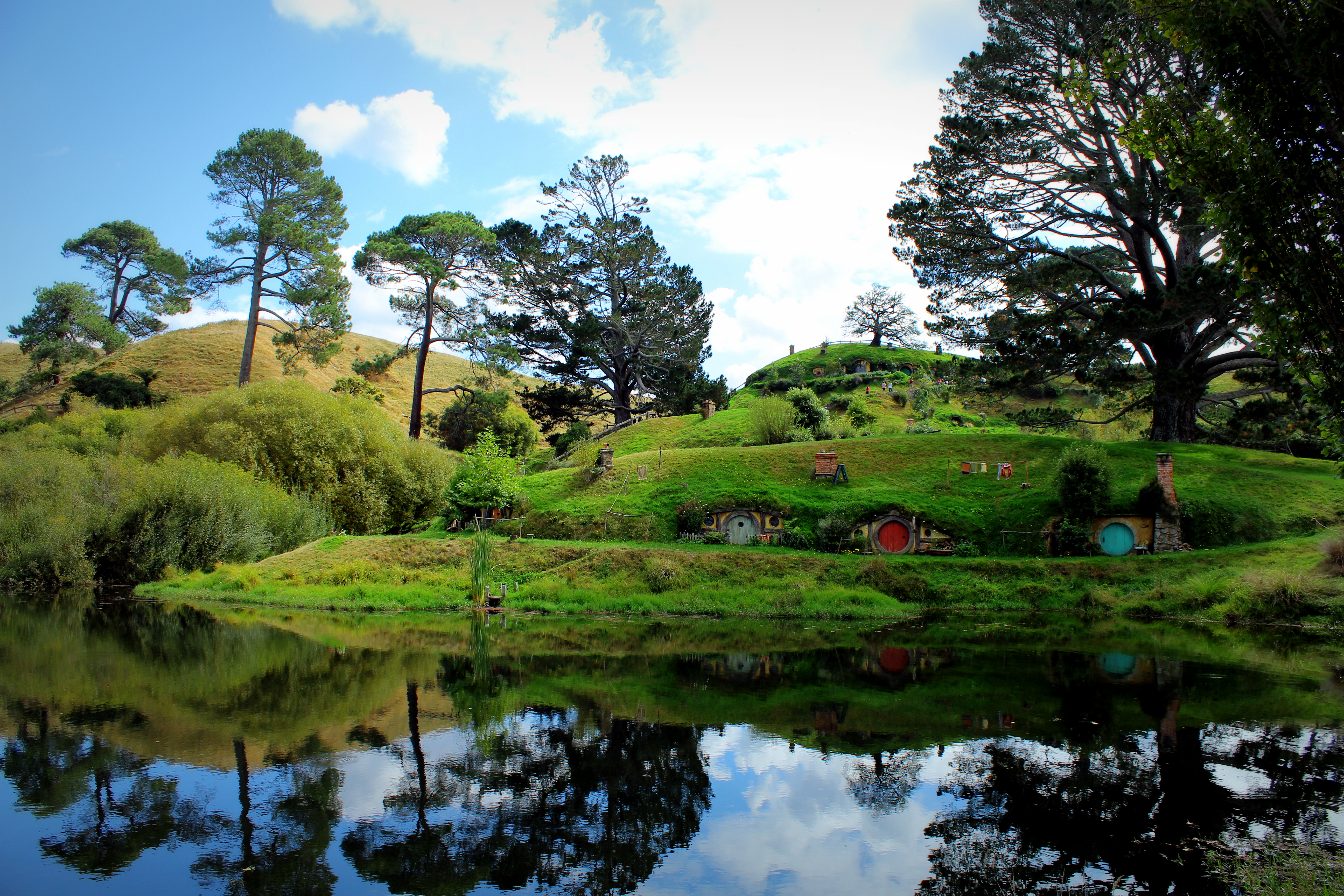 Set Filem Hobbiton, yang terletak berhampiran Matamata, digunakan untuk trilogi filem The Lord of the Rings.