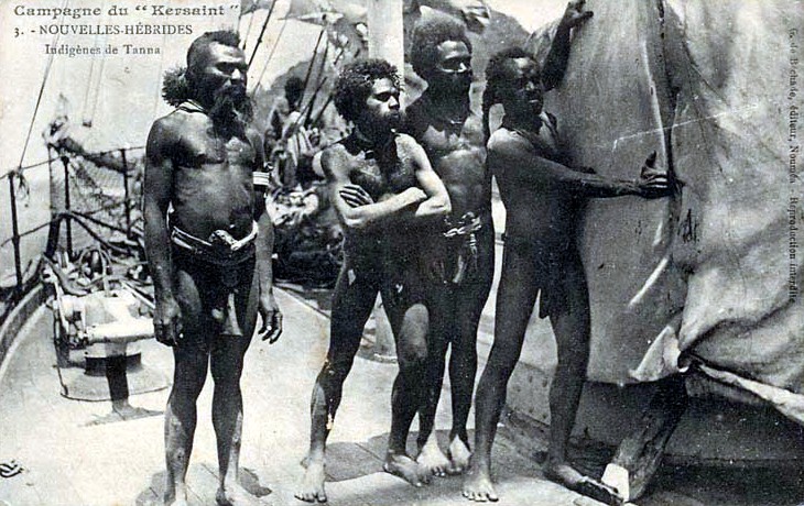 Lelaki-lelaki Tanna di atas sebuah bot, sekitar tahun 1905.
