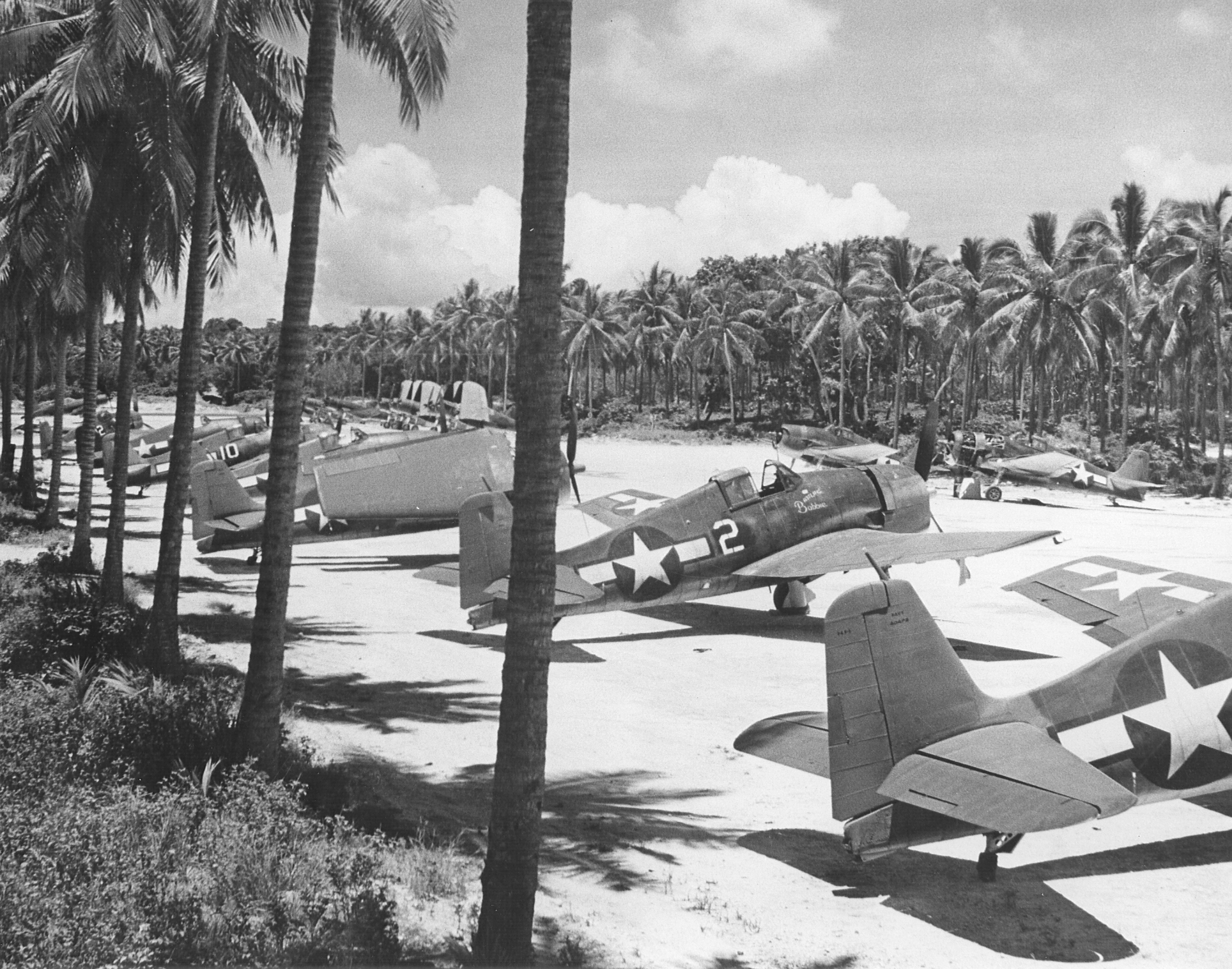 Pesawat Grumman F6F Hellcat Tentera Laut AS di pulau Espiritu Santo pada Februari 1944.