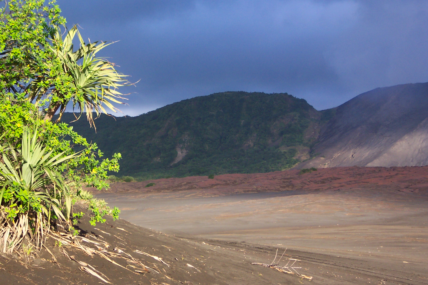 Dataran bara vulkanik Gunung Yasur di pulau Tanna.
