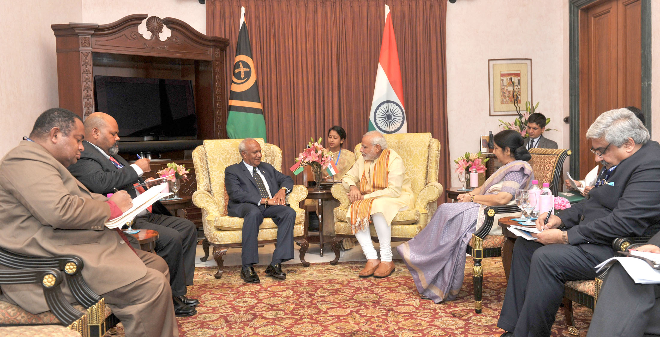 Perdana Menteri Vanuatu Sato Kilman bersama Perdana Menteri India Narendra Modi pada Ogos 2015.
