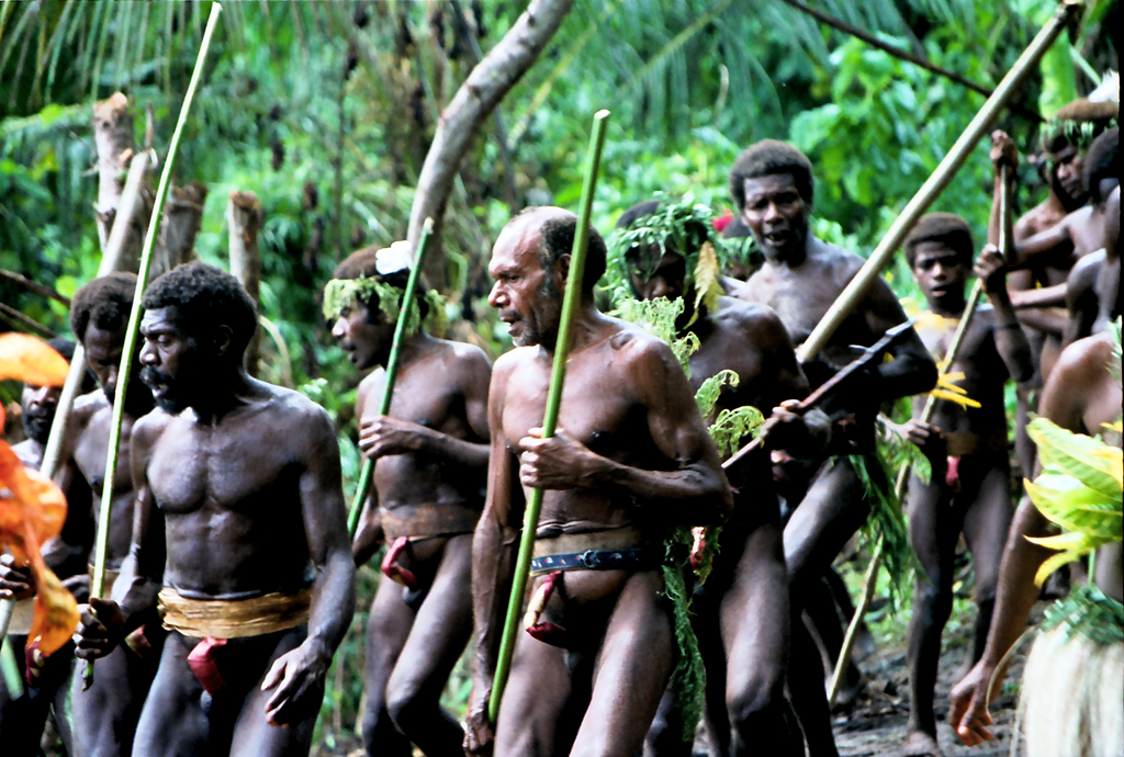 Lelaki-lelaki memakai pakaian tradisional namba.