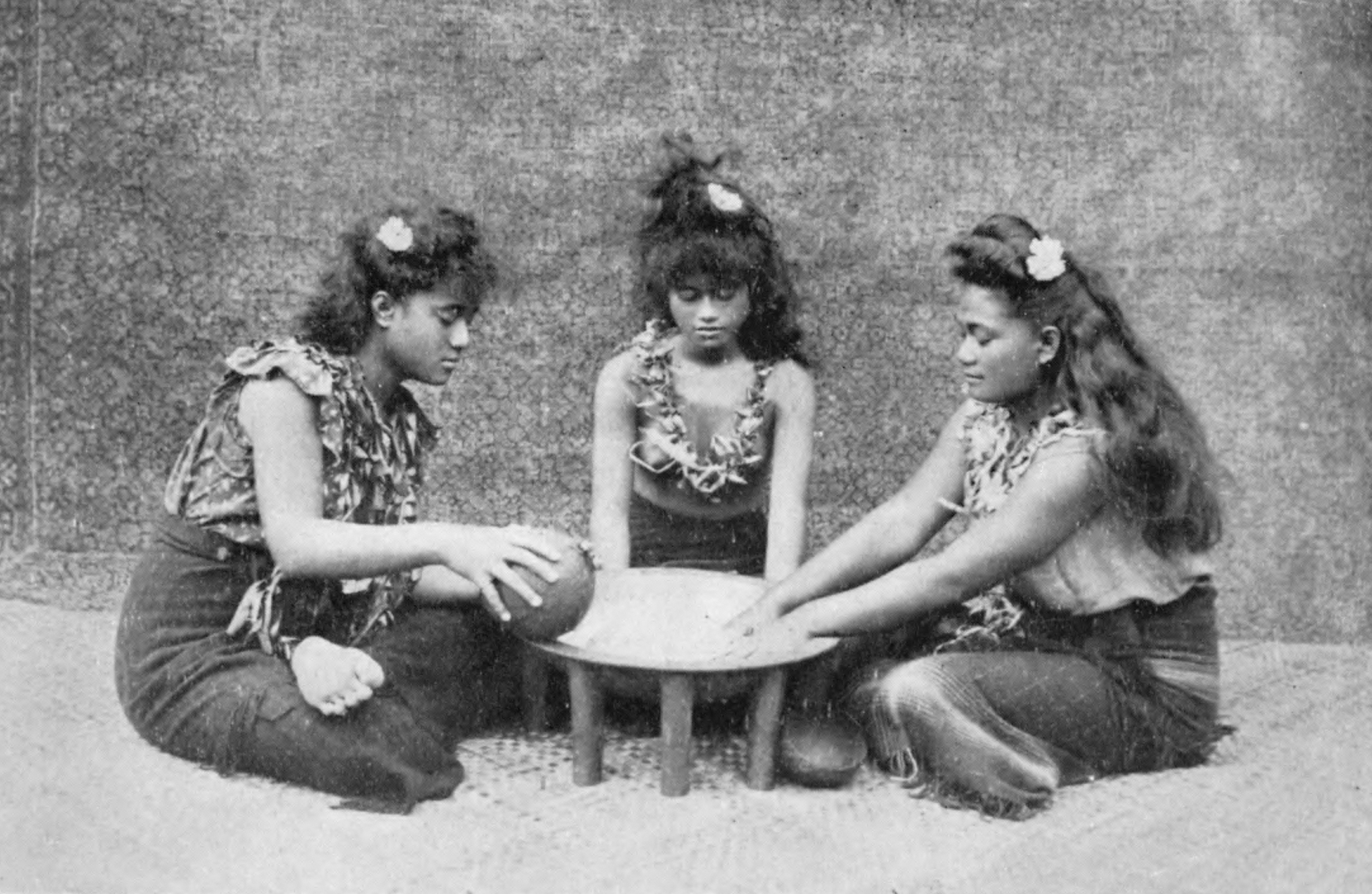 Foto studio yang menggambarkan persiapan upacara 'ava Samoa, sekitar tahun 1911.