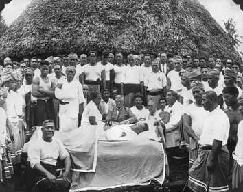 Para kepala suku dari seluruh Samoa berkabung atas kematian pemimpin Gerakan Mau, Tupua Tamasese Lealofi III, pada tahun 1929, setelah pembunuhan 'Sabtu Hitam' oleh tentara Selandia Baru.