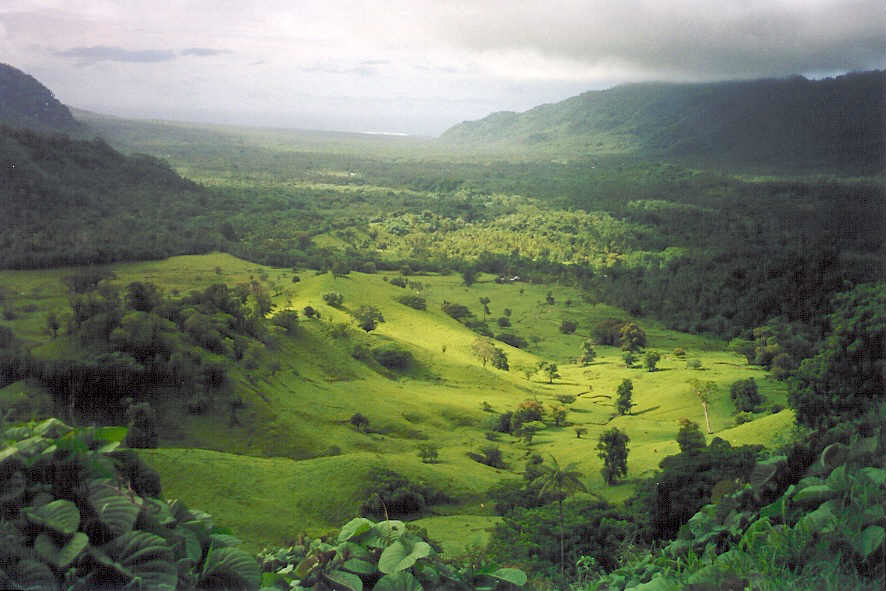 Pemandangan Lembah Falefa dari Le Mafa Pass, timur Upolu.