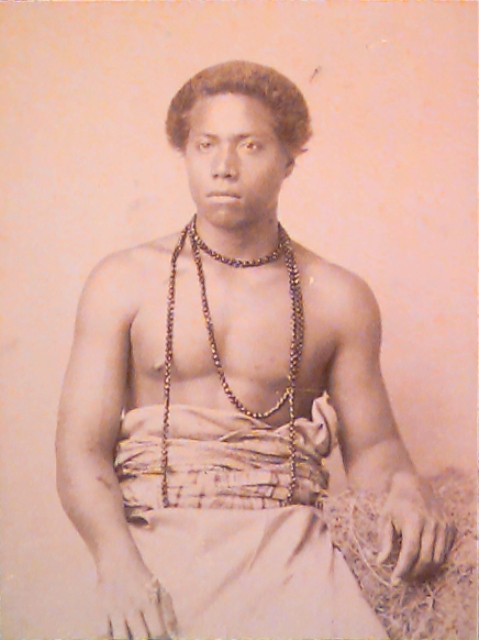 Seorang pria muda Samoa mengenakan lavalava dari ie toga.