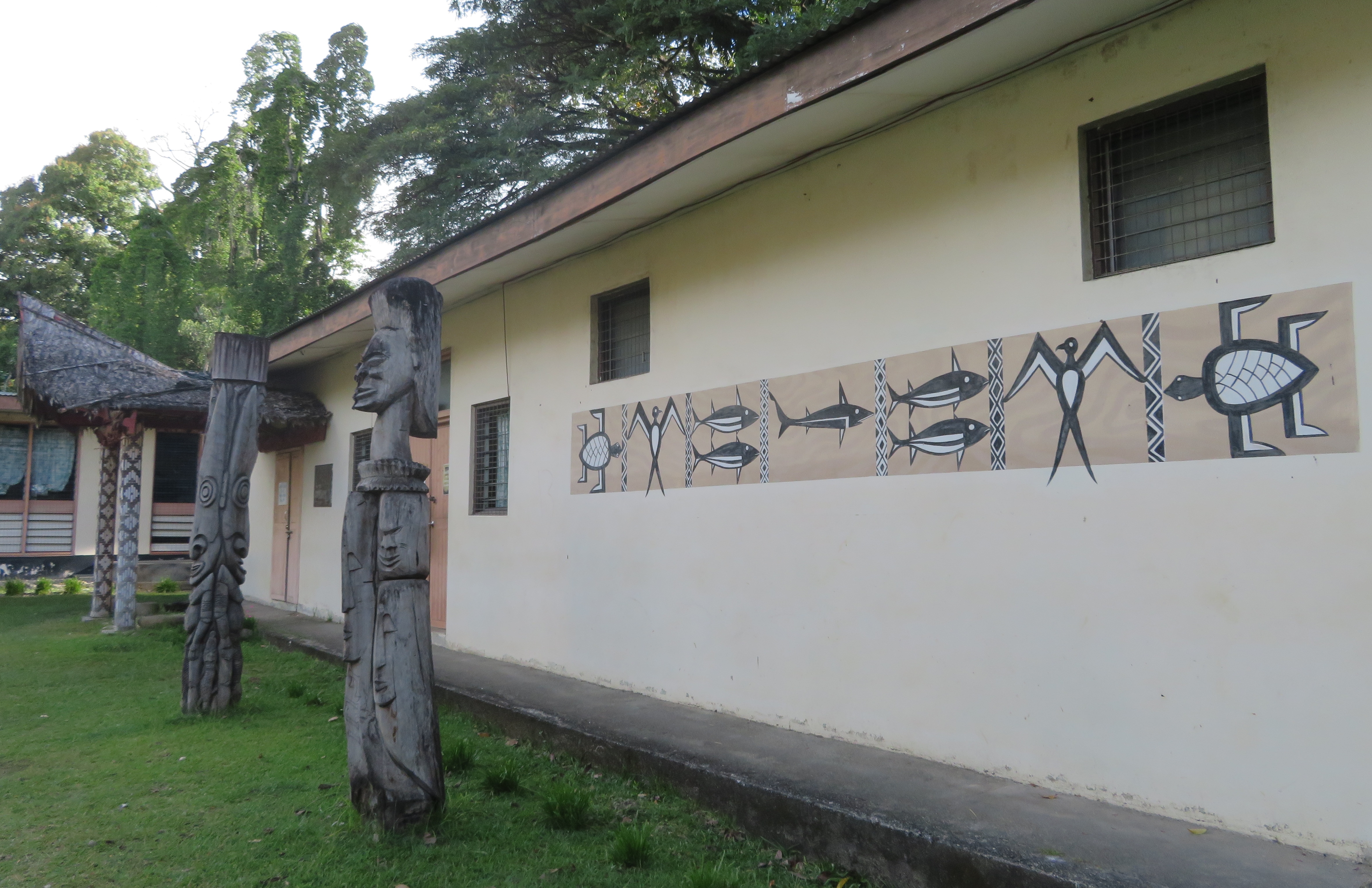 Lukisan tradisional dan ukiran kayu di Muzium Nasional di Honiara