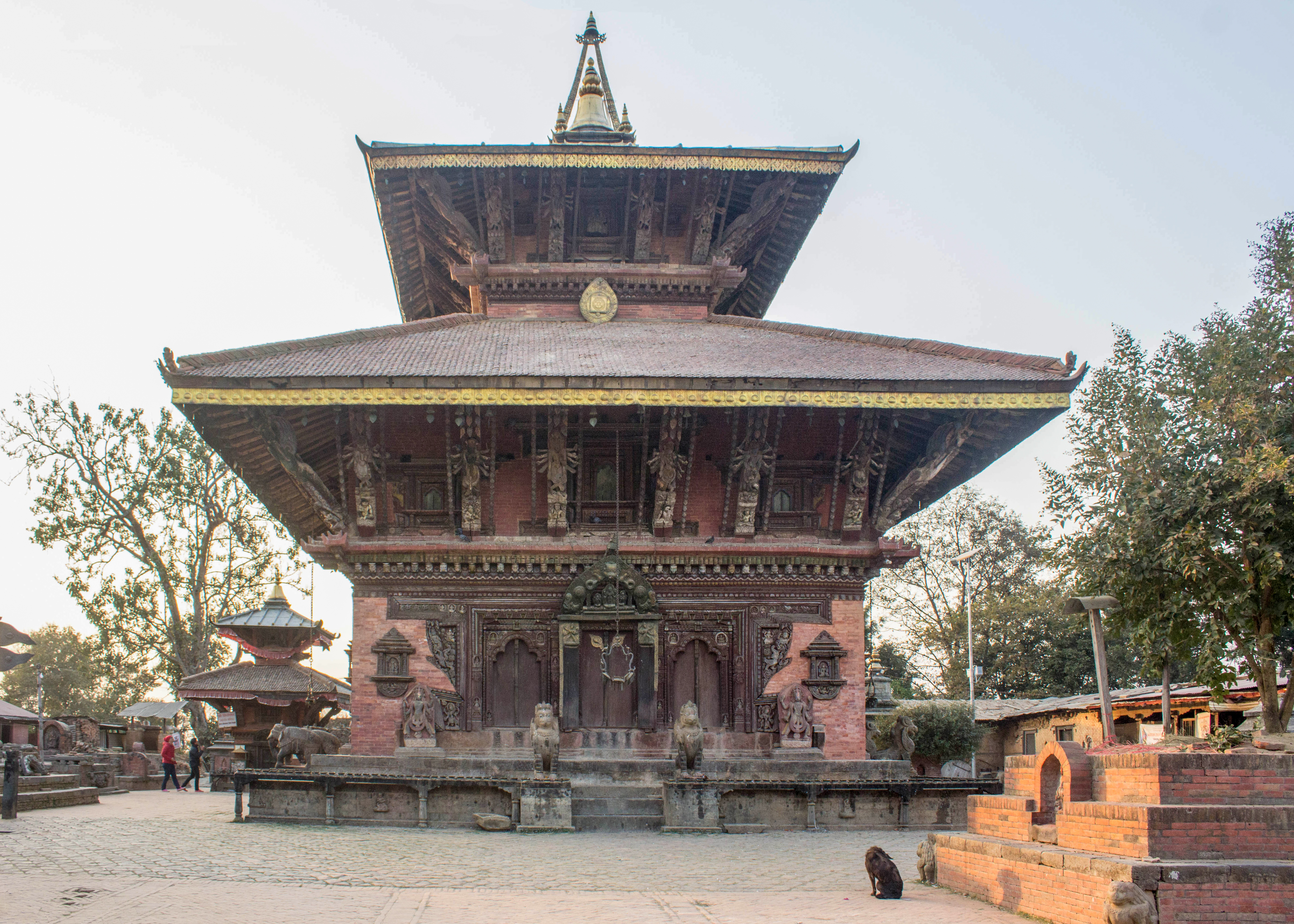 Di halaman Kuil Changu Narayan, terdapat sebuah prasasti batu bertanggal 464 M, prasasti pertama di Nepal sejak prasasti Ashoka di Lumbini (sekitar 250 SM).