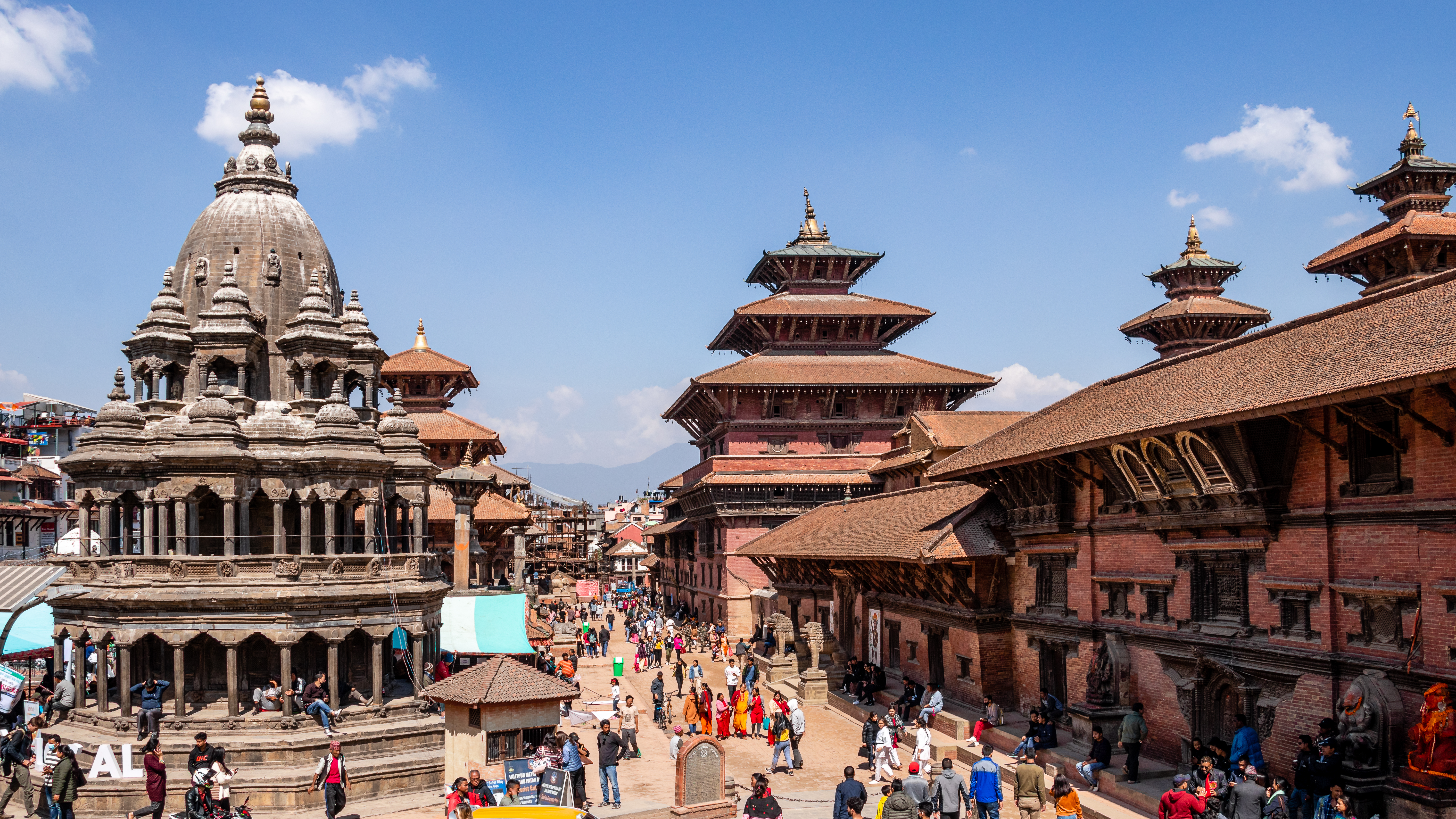 Alun-Alun Durbar Patan, salah satu dari tiga alun-alun istana di Lembah Kathmandu, dibangun oleh Malla pada abad ke-17. Alun-Alun Durbar adalah puncak dari perkembangan lebih dari satu milenium dalam seni dan arsitektur Nepal.
