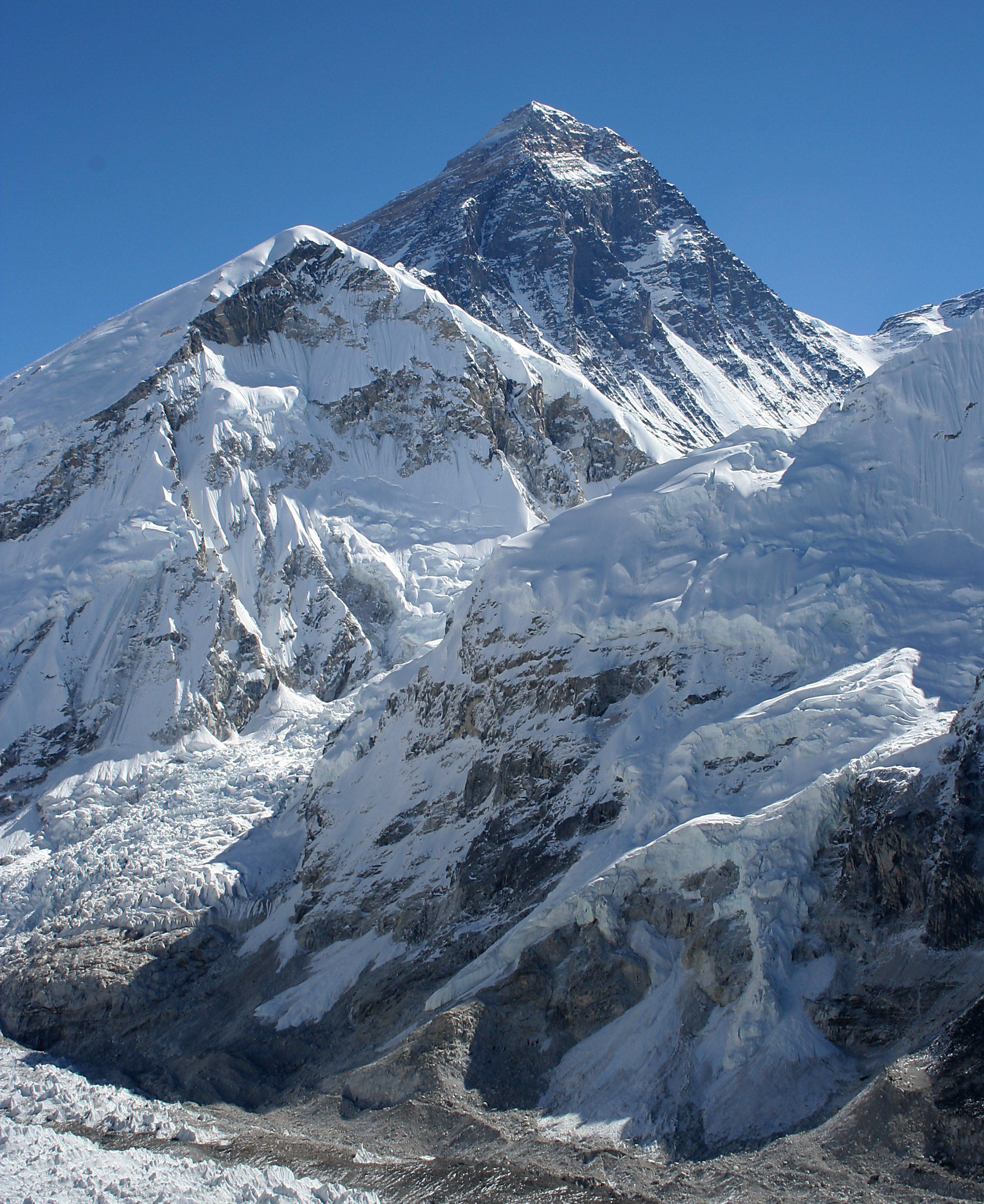 Gunung Everest, puncak tertinggi di bumi, terletak di perbatasan Nepal-Tiongkok.