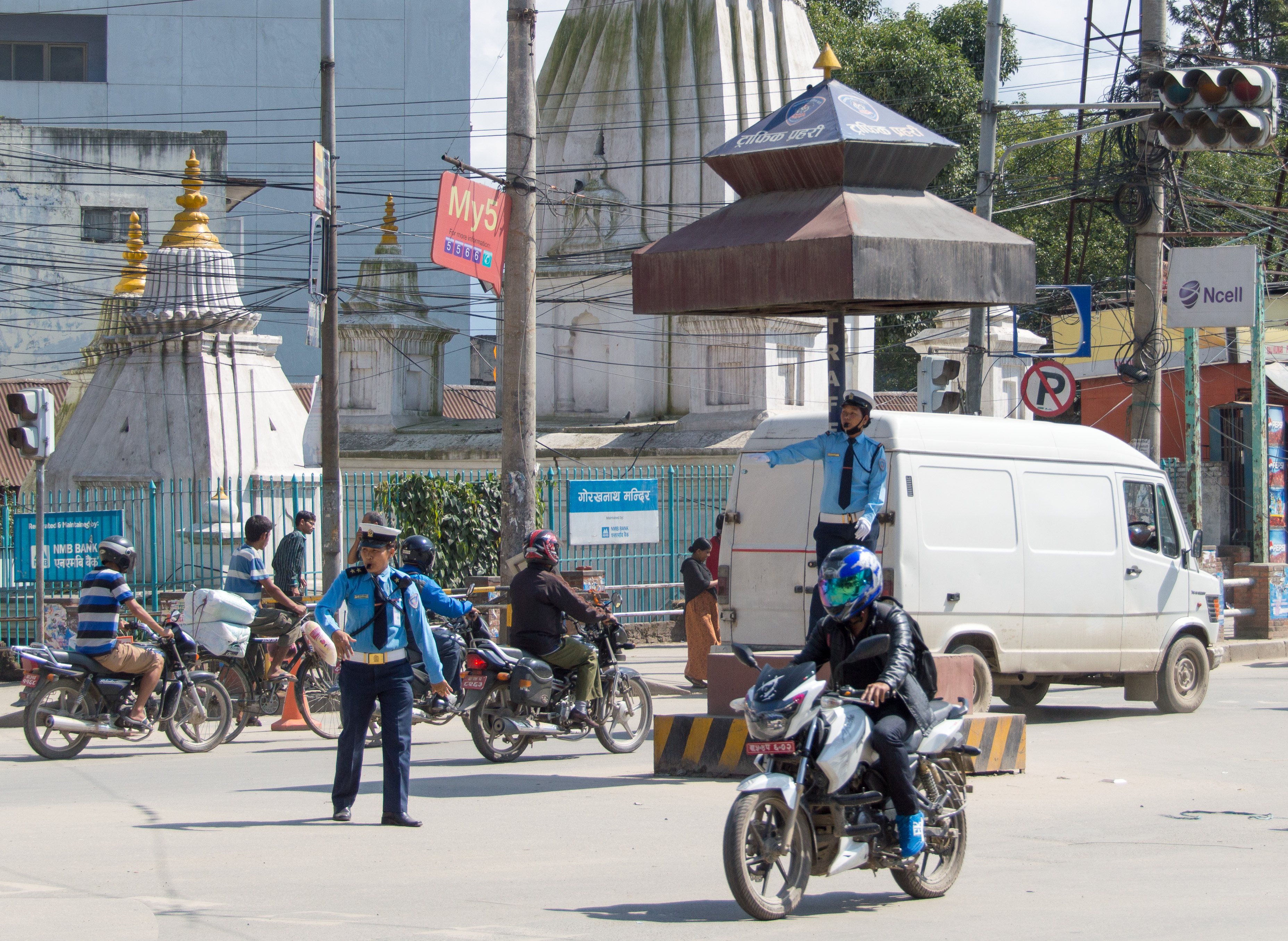 Personel Polisi Lalu Lintas secara manual mengatur lalu lintas di jalan dan persimpangan tersibuk.