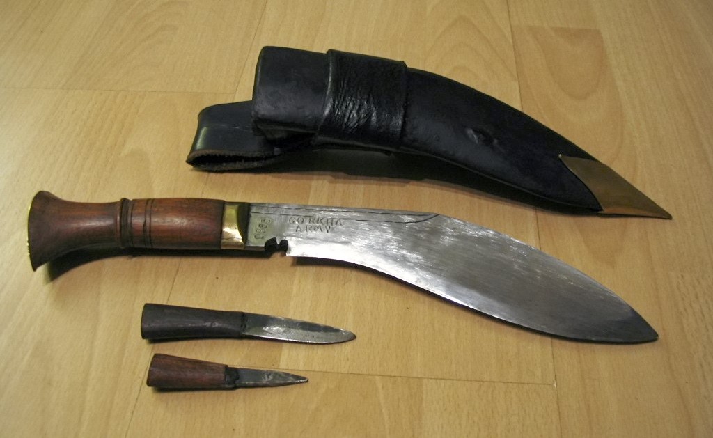 Pisau Kukri serbaguna (atas) adalah senjata khas angkatan bersenjata Nepal, dan digunakan oleh Gurkha, Angkatan Darat Nepal, Polisi, dan bahkan penjaga keamanan.