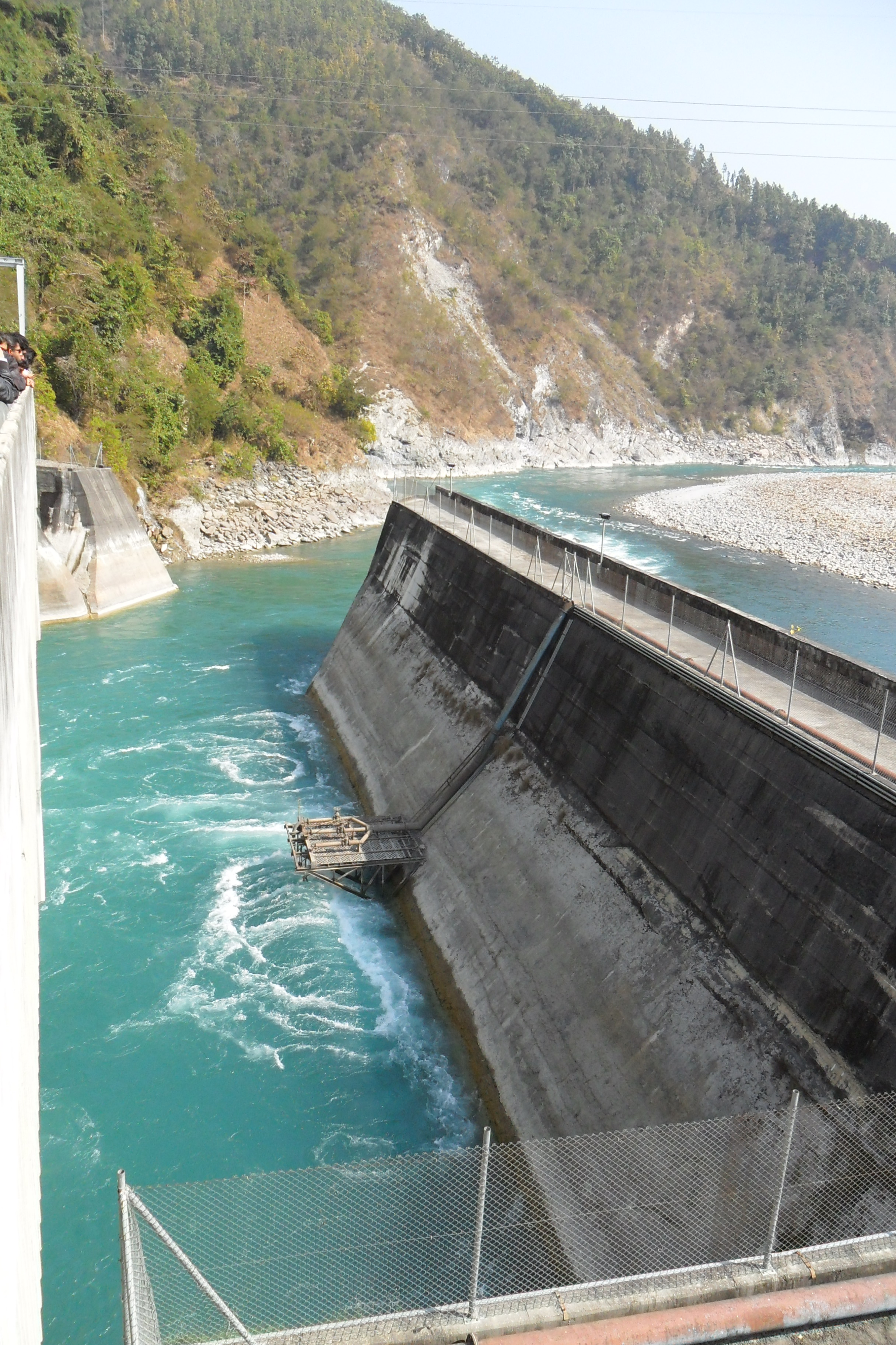 Bendungan Hidroelektrik Tengah Marsyangdi. Nepal memiliki potensi signifikan untuk menghasilkan tenaga air, yang direncanakan untuk diekspor ke seluruh Asia Selatan.