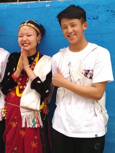 Sepasang suami isteri Magar dalam pakaian tradisional.