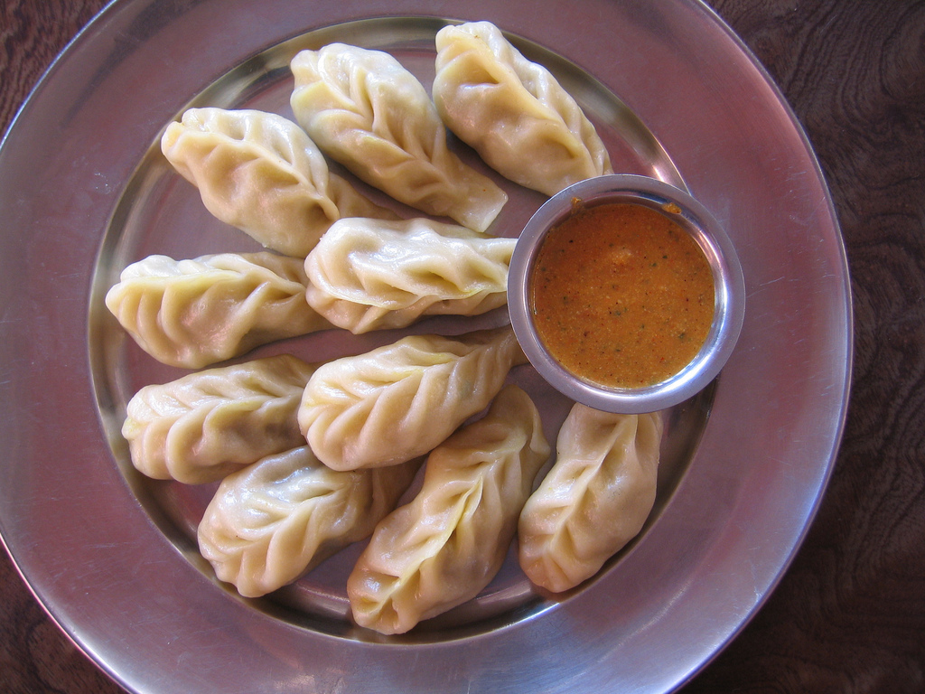 Pangsit Momo dengan chutney.