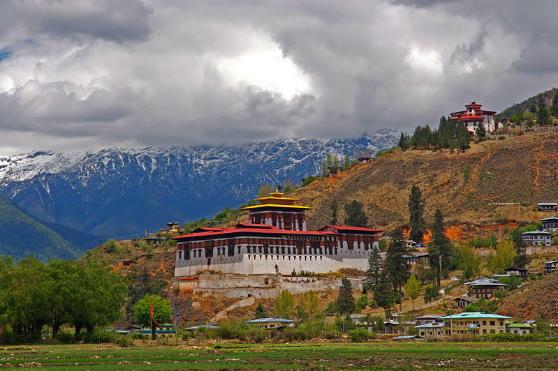 Dzong di Lembah Paro, dibina pada tahun 1646
