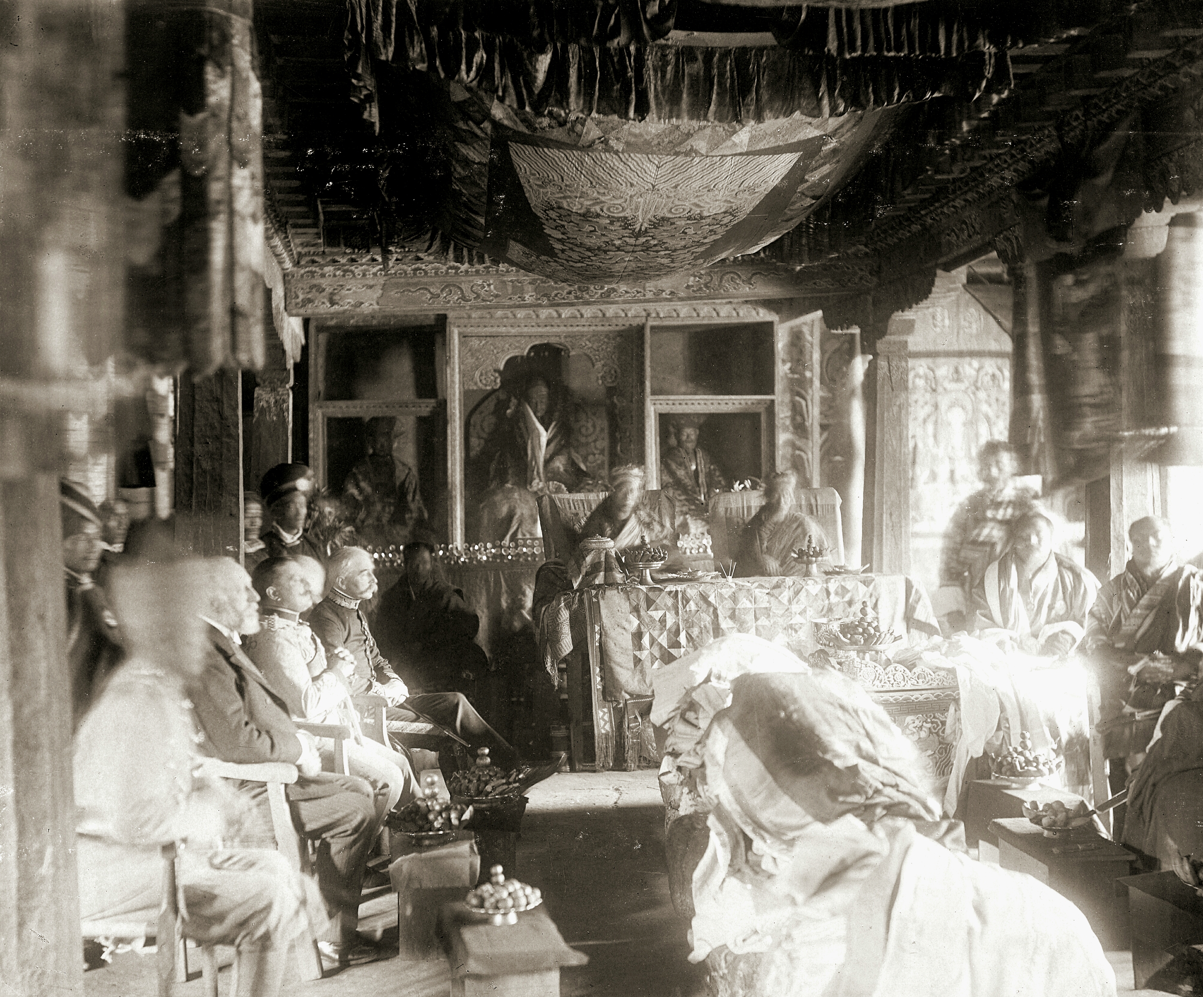 Utusan British di istana diraja Bhutan pada tahun 1905