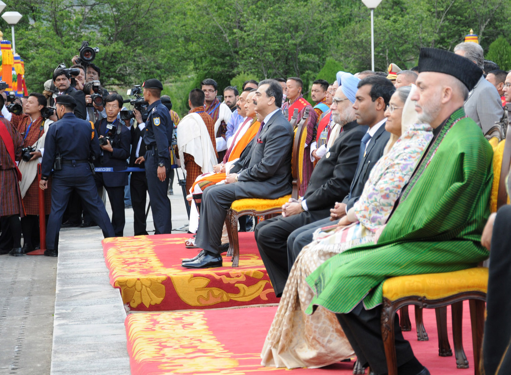Para pemimpin Afghanistan, Bhutan, Bangladesh, India, Pakistan, Sri Lanka, Maldives dan Nepal di Sidang Kemuncak SAARC ke-16 di Thimphu, 2010
